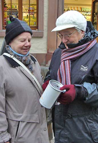 Barbara Mohrs mit Spendendose und Lilo Janietz
