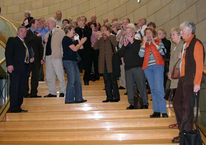 HaSE unter Leitung von Gertrud Kurth auf der Treppe im Foyer des Landtags in Düsseldorf.
