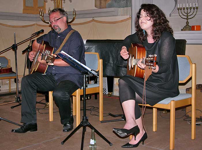Andreas Sittmann und Selala Serper in der Synagoge Schweich am 26.07.2009